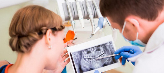 Консультация врача стоматолога-имплантолога